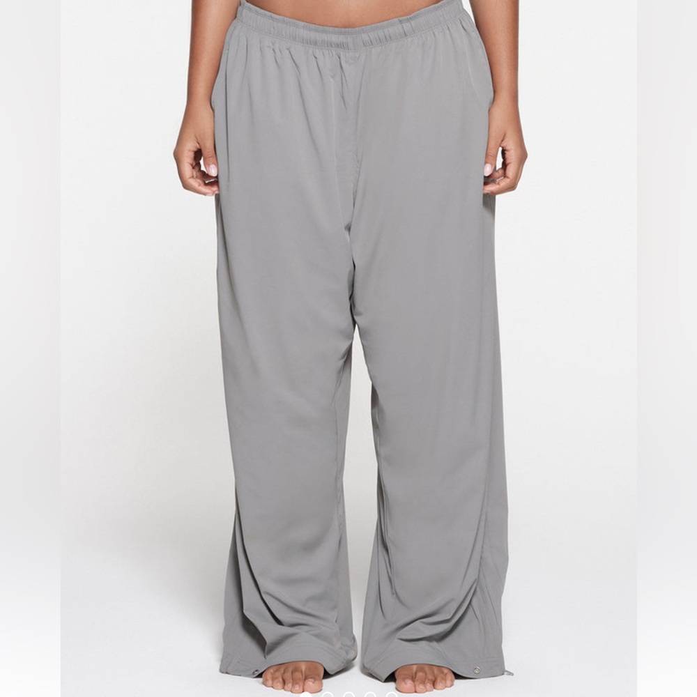 SKIMS TRACK WOVEN NYLON PANT | PACIFIC × 1